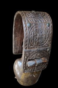 Hermoso collar para cabras de madera grabado, Piamonte, siglo XIX